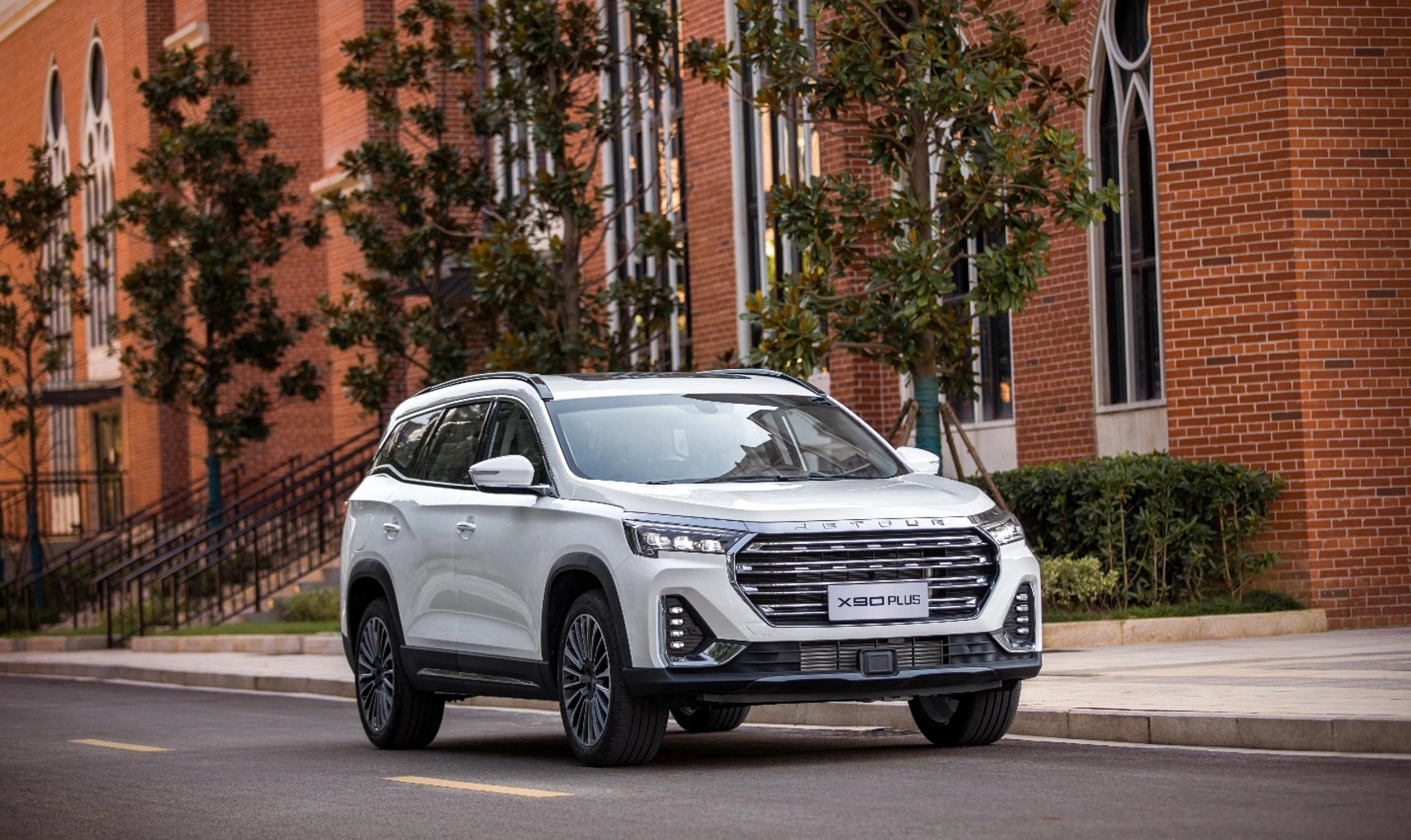 Jetour начинает продажи семейного кроссовера X90Plus в России