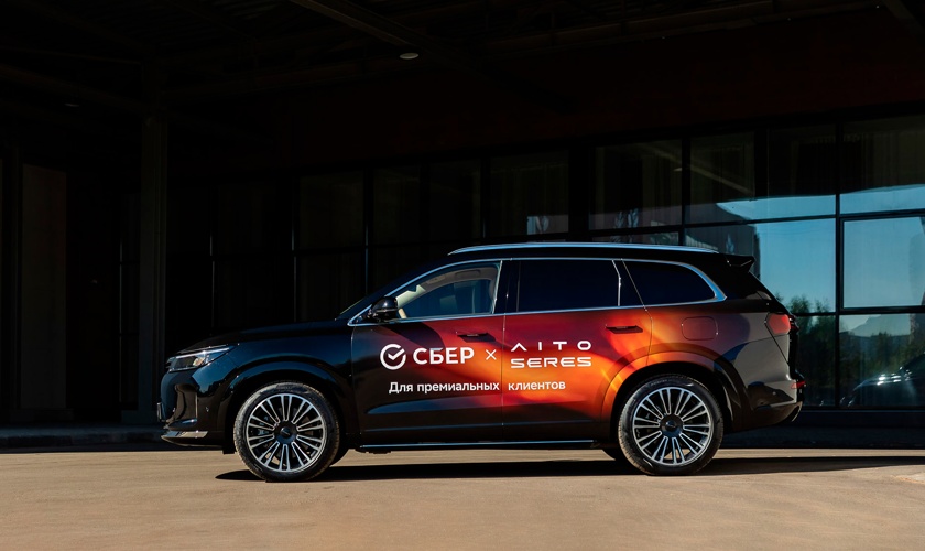 AITO SERES обеспечил высококлассный комфорт премиальным клиентам Сбера на главной выставке современного искусства Cosmoscow