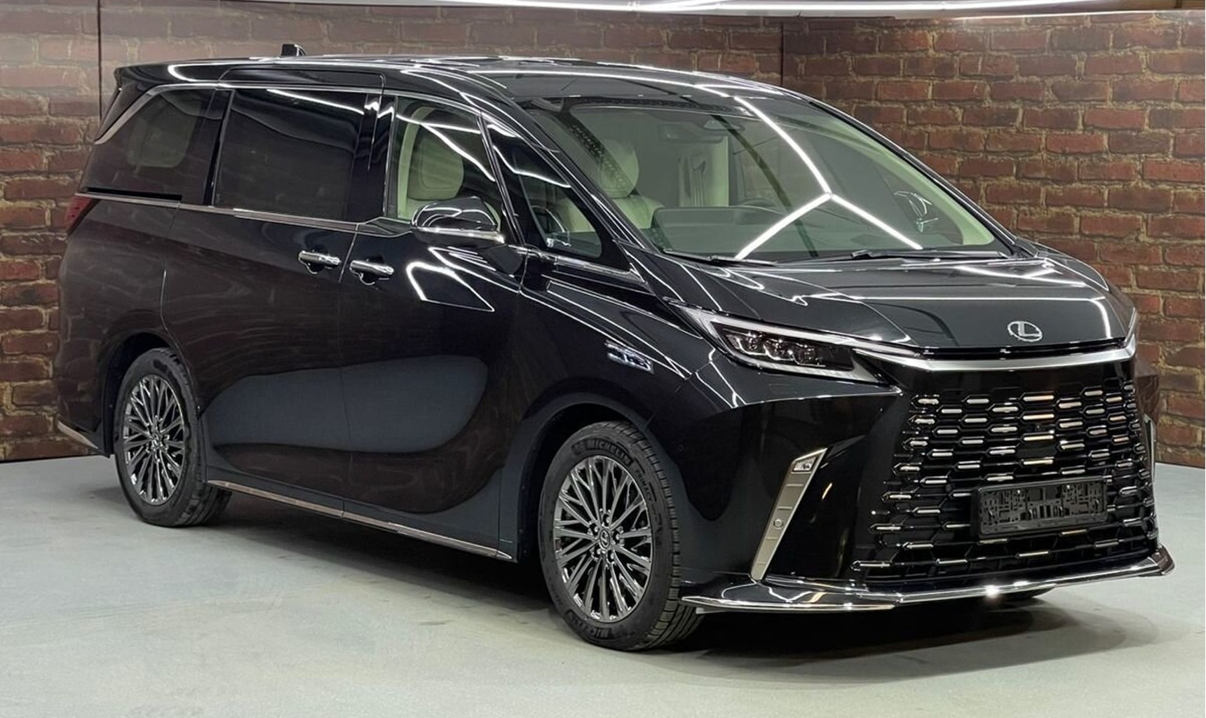 Lexus LM 350h: роскошь бизнес‑джета на колёсах