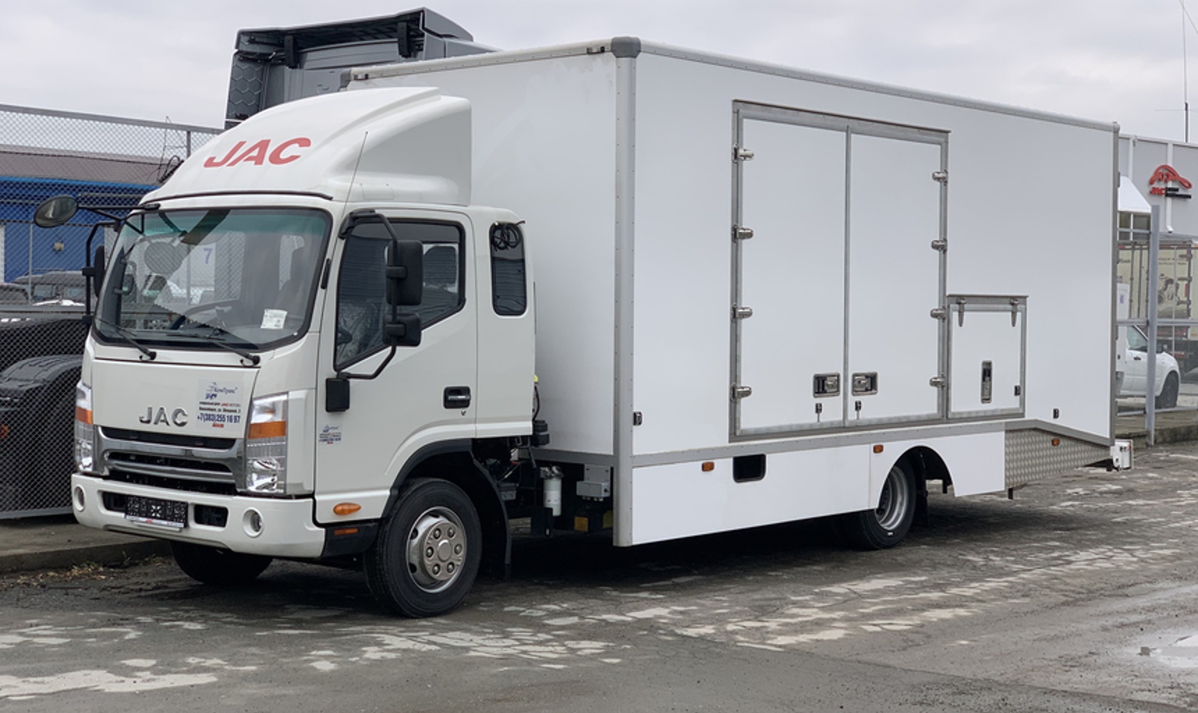 Новый эвакуатор для бережной перевозки автомобилей на базе JAC N90L