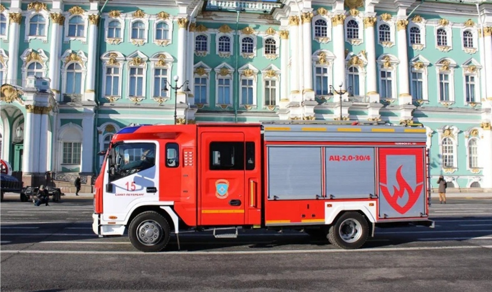 На вооружение питерских спасателей поступила пожарная автоцистерна на базе JAC N120